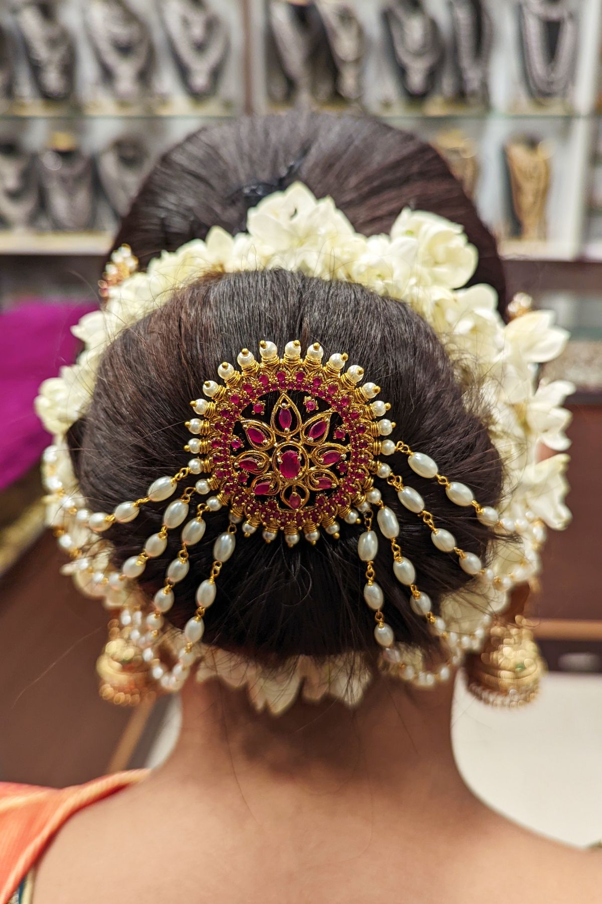 Sofistiq Bridal - Hair prep is vital in achieving the shine and perfect  finish. We adorned this bun with rose petal kondai mallai and jasmines. |  Facebook